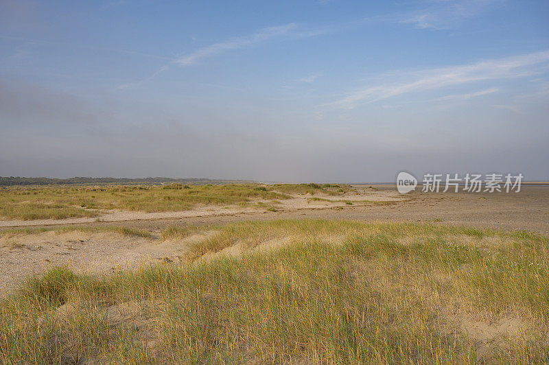 在一个阳光明媚的夏日早晨，Kwade Hoek海滩的日出